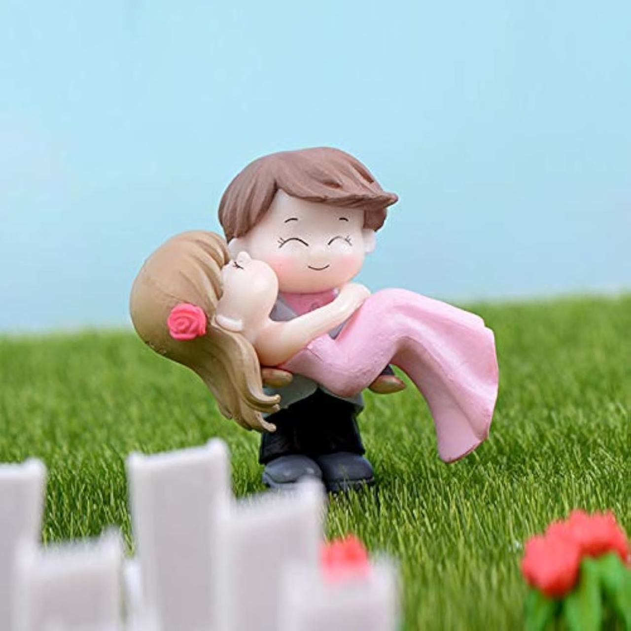 Chocozone Couple Hug Resin Showpiece Couple Miniatures Valentine Gifts 149