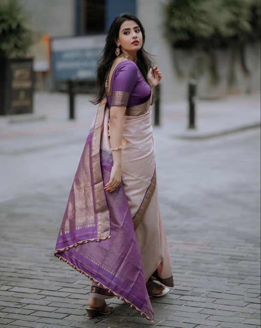 Svaraa Women Banarasi Silk Saree With Contras